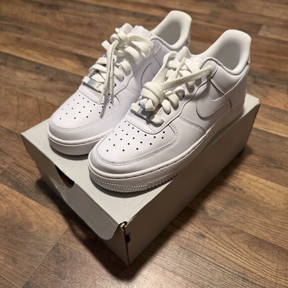 NEW Women's Air Force 1 '07 White Size 7 - Picture 6 of 9